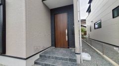 家の顔となる玄関扉がかっこいいと、たくさんの人を招き入れたくなりますね＾＾奥まって設置されており、雨にも濡れにくくなっています。