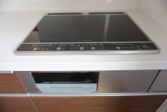 同仕様写真。汚れてもサッとふける、お手入れのしやすいIHクッキングヒーター。オール電化なので経済的です。