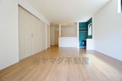 大きな窓のあるリビングは、陽光あふれる明るい空間です。居心地良く、ご家族皆がゆったり寛げる憩いの空間となりそうです。