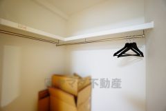 収納力豊富なウォークインクローゼット。洋服や小物などを1箇所にまとめて美しい収納を実現します。スーツケースのような大型の荷物も置けます＾＾