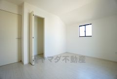暖かい日差しが差し込む洋室。たっぷり収納できるクローゼット付きでお部屋の中をすっきりと快適に保てます。