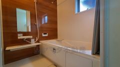 1日の疲れを癒すくつろぎのバスルーム。足を伸ばしてもゆったりと入れるサイズです。お子様と一緒にお風呂に入っても狭くないですね^^