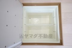 同仕様写真。キッチンに床下収納があります。長期保存ができるもの、調理器具、防災グッズを入れておくのもいいですね。