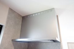 お手入れが簡単なスリム型レンジフードです。調理により発生する油煙や臭いを吸い込み、屋外へ排気してくれます。