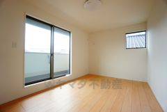寛ぎの時間を紡ぎだす主寝室は、大型ベッドを置いても余裕の広さを確保しています。