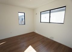 同仕様写真。角部屋ならではの2面採光。陽のあたる時間が長く、冬でもあたたかいです。