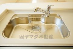 広々としたステンレスシンクには、洗剤やスポンジを収納出来るラック付き。広さも確保しているので、大きなお鍋も洗いやすいです。
