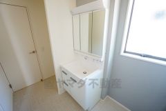 三面鏡つき洗面台。鏡裏にたっぷりとした収納スペースがあります。鏡を閉めてしまえば小物は見えないため、スッキリとした印象の洗面台にできます。