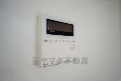 キッチン横からお湯張り、追い炊き、足し湯がボタン一つで楽々操作できる給湯機リモコンです。忙しい夕飯準備の時間帯に重宝しますね。