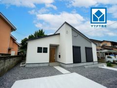 生活がワンフロアで完結する平屋建て＾＾シンプルでいつまでも飽きのこないデザインが周囲の環境に調和し、どんなご家族にもフィットするデザインです。