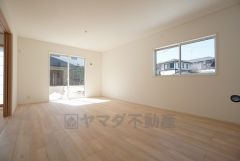 大きな窓のあるリビングは、陽光あふれる明るい空間です。居心地良く、ご家族皆がゆったり寛げる憩いの空間となりそうです。