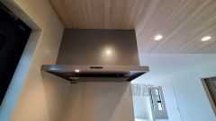 お手入れが簡単なスリム型レンジフードです。調理により発生する油煙や臭いを吸い込み、屋外へ排気してくれます。