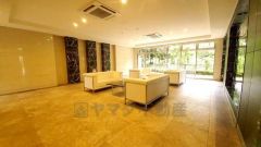 落ち着いた雰囲気の広々としたロビーです。業者との短時間の打ち合わせ、住人同士の交流の場としても活用できます。