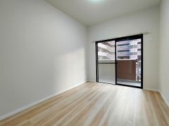 木目調のシンプルデザインで落ち着きと安らぎの空間に仕上げています。各部屋に収納が完備されているので、お荷物が増えても安心の設計です。
