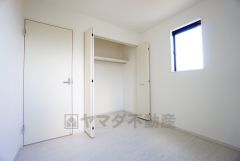 暖かい日差しが差し込む洋室。たっぷり収納できるクローゼット付きでお部屋の中をすっきりと快適に保てます。