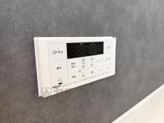 湯量・湯温の設定、そして保温までワンタッチのフルオートバス。便利な追い炊き機能付きです。