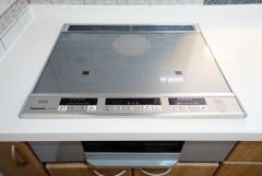 お手入れのしやすいIHクッキングヒーターです。3口コンロなので、効率よくお料理が楽しめます。毎日のお料理も楽しくなりますね＾＾