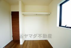 オープンクローゼットは、扉の開閉動作がないので荷物の出し入れがスムーズになります。衣類を綺麗にまとめておしゃれにまとめれば、お部屋のアクセントにもなります＾＾