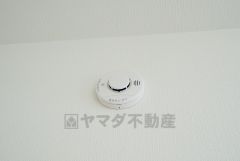 火災による煙や熱を感知して、警報音やブザー等で火災の発生を知らせてくれる火災警報器。
