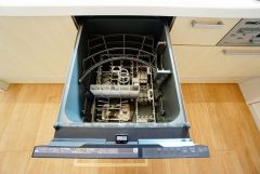 同仕様写真。食後の時間にゆとりを与えてくれる食器洗い乾燥機。操作ボタンも上面にあるので、腰をかがめずに操作が楽々。