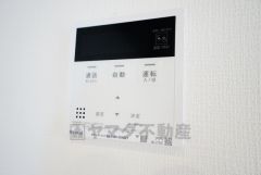 キッチン横からお湯張り、追い炊き、足し湯がボタン一つで楽々操作できる給湯機リモコンです。忙しい夕飯準備の時間帯に重宝しますね。