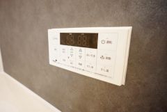 湯量・湯温の設定、そして保温までワンタッチのフルオートバス。便利な追い炊き機能付きです。