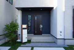家の顔となる玄関扉がかっこいいと、たくさんの人を招き入れたくなりますね＾＾ 奥まって設置されており、雨にも濡れにくくなっています。