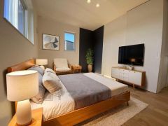 家具はイメージです。2面採光を確保した明るい室内は、風通しも良く、大変居心地の良い空間となっております。爽やかな風を感じて起きる朝は、快適生活の始まりに。