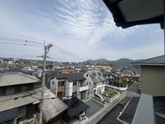住宅地ですが隣家との高さを変えてバルコニーを設置しているので景色を楽しめるようになっています。また南向きで陽射しも確保しています。