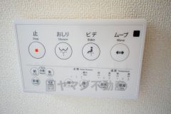 壁リモコンタイプのウォシュレット付き。すっきりした見た目で、トイレ奥の掃除もしやすいです。