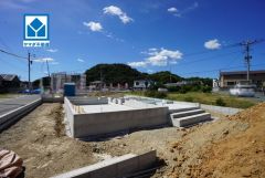 4号棟。現地（2026年8月6日）撮影。広々としたインナーバルコニーと寝室に3帖のストレージルームを完備＾＾最新の設備で気持ちの良い新生活を送りませんか＾＾