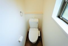 同仕様写真。温水、暖房、ウォシュレット付の高機能トイレです。もちろん各階にトイレがあるので、忙しい朝の混雑を避けることが出来ます。