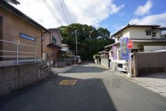 2025年11月19日撮影。 道幅が広く、車通勤の方や買い物などでの車の出し入れも楽々できて嬉しいですね。