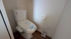 温水洗浄機付トイレです。節水機能もあるので、安心して使えますね。もちろん、1階2階の2ヶ所にトイレがあるので、忙しい朝にもゆとりができますね。
