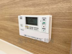 湯量・湯温の設定、そして保温までワンタッチのフルオートバス。便利な追い炊き機能付きです。