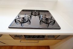 同仕様写真。複数の調理を一度に行うことができる3口コンロ。効率よくお料理が出来ます。毎日のお料理も楽しくなりますね＾＾