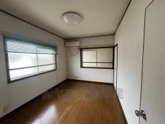 母屋。床の傷や汚れが目立ちにくいダークブラウンのフローリングは、部屋全体に落ち着きや重厚感をもたらしてくれます。