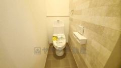 温水洗浄機付トイレです。節水機能もあるので、安心して使えますね。もちろん、1階2階の2ヶ所にトイレがあるので、忙しい朝にもゆとりができますね。