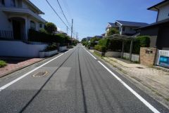 前面道路は広く、車同士がすれ違うスペースが十分にあります。落ち着いた住宅地内で快適な生活を実現してみませんか＾＾