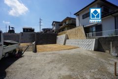 現地（2026年8月25日）撮影。周辺は落ち着いた住宅街。車通りも少なく安心です。快適でゆとりのある生活空間で新生活を始めましょう^^