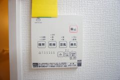 雨の日の洗濯も安心できる浴室暖房乾燥機付き浴室。リモコンで操作もボタン1つで簡単。