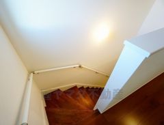 同仕様写真。小さなお子様やご高齢の方でも安心できる、手すり付き階段。段差も低めで設定されており、安全性にも優れています。