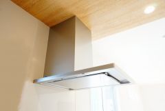 同仕様写真。コンロ上には換気扇完備＾＾調理時の蒸気や匂いが換気扇に誘導され、効率的に排煙ができます＾＾