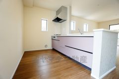 冷蔵庫、カップボードも余裕で置ける広さを確保しています。