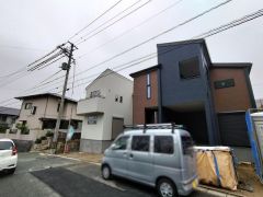 前面道路。西側約5.9ｍ公道。 スーパー、コンビニ、ドラッグストアまで徒歩約11分圏内＾＾周辺環境充実しています＾＾