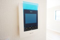 防犯性、セキュリティ対策に安心できるテレビモニター付きインターフォンです。セールスマン対策にもなり安心できます。