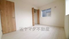 暖かい日差しが差し込む洋室。たっぷり収納できるクローゼット付きでお部屋の中をすっきりと快適に保てます。