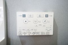 温水、暖房、ウォシュレット付の高機能トイレです。