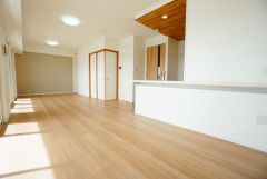 温かみのある雰囲気と、キッチンでの作業性を兼ね備え、家族の笑顔あふれる団らんのひと時をお過ごしいただける設計になっています。