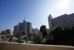 バルコニーからの眺望です。前面に遮るものがなく景色を一望できます。